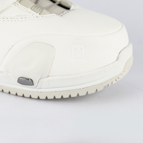 NITRO Step On ® + Cave TLS 2026: women's snowboard bindings + boots | HEAT Modlable | BOA ® | The Ultimate Fit & Convenient Interface | white & white